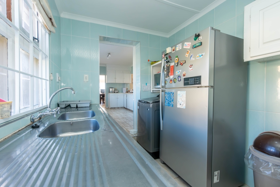 8 Bedroom Property for Sale in Middedorp Western Cape